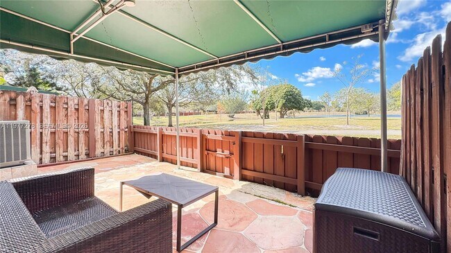 Foto del edificio - 17360 NW 69th Ct