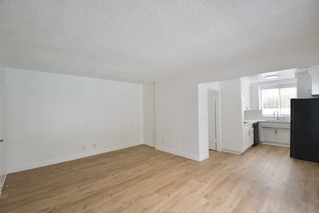 Building Photo - 5230 Vesper Ave