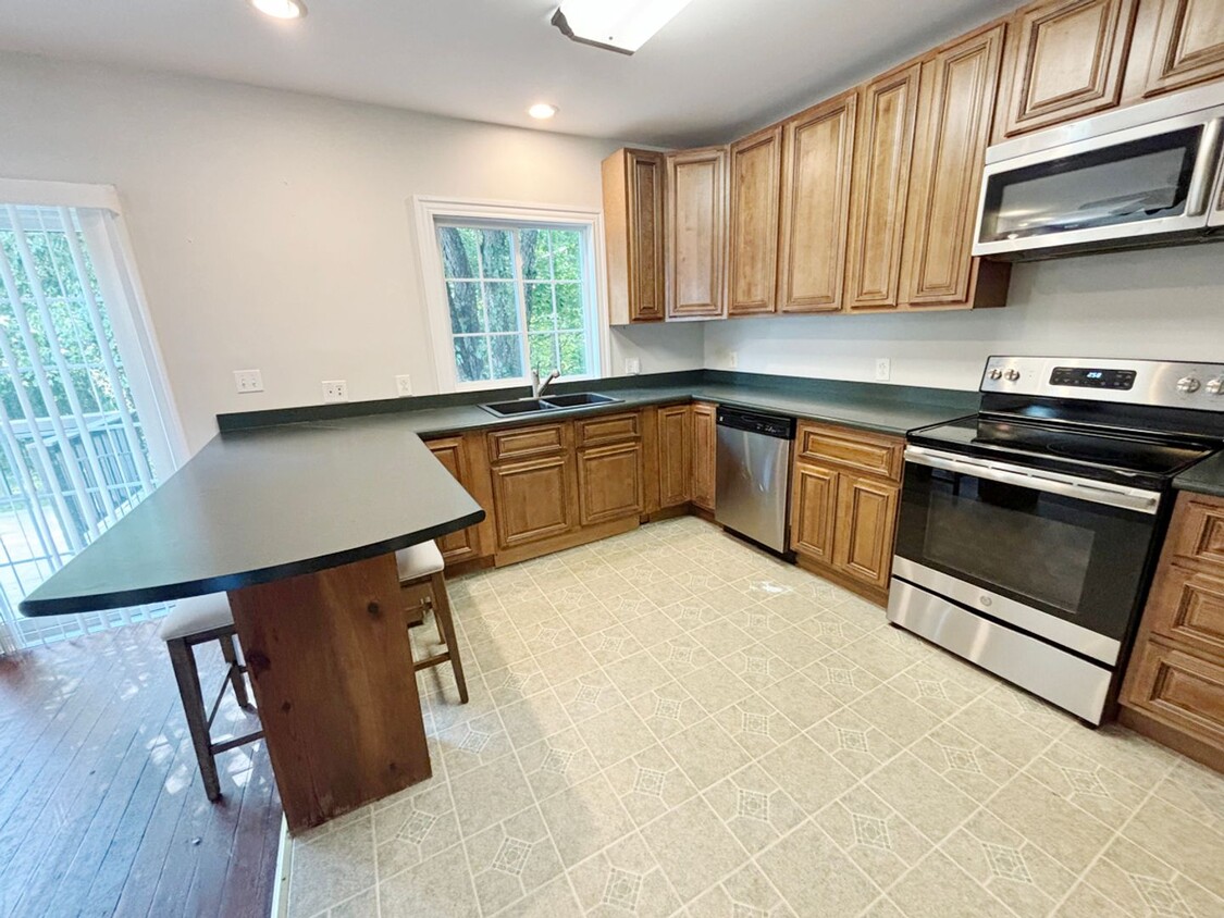 Foto principal - Lake Front Living 3BR 2BA Ashburnham