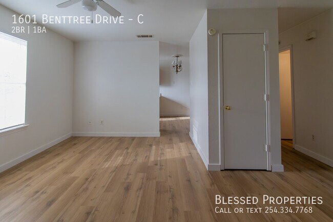 Building Photo - 1601 Benttree Dr