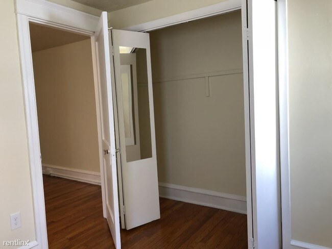 Building Photo - 1 br, 1 bath Apartment - 737 Spruce St Apt 2R