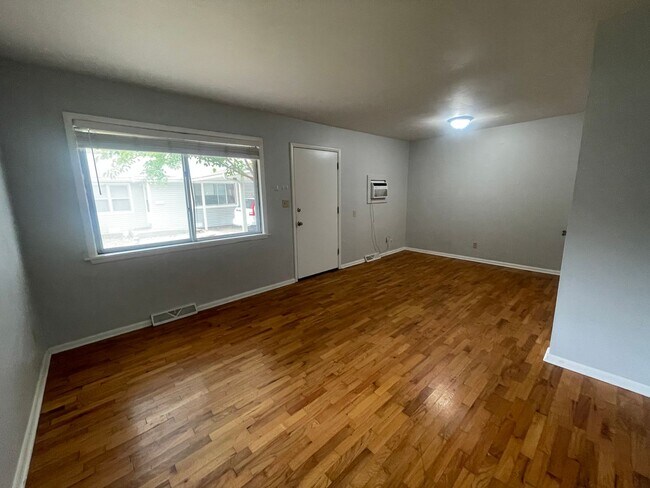 Building Photo - 1 bedroom 1 bathroom duplex available now