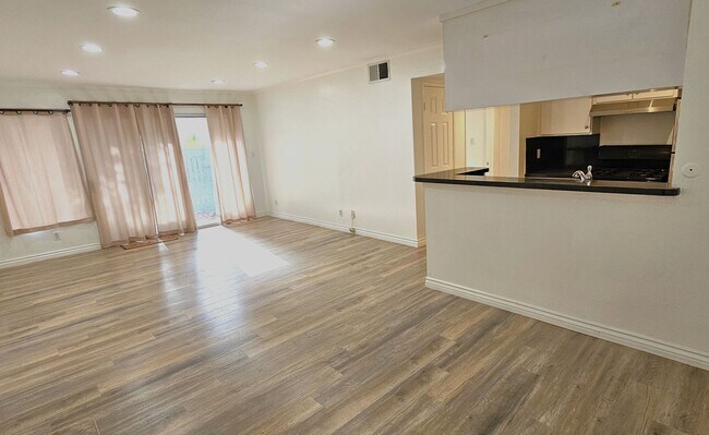 Building Photo - Beautiful 2 Bedrooms, 1 Bath Condo in Grea...