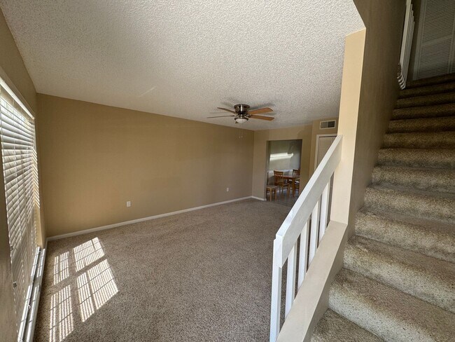 Building Photo - Spacious Mulit-Level 2 Bedroom Townhome-Pa...