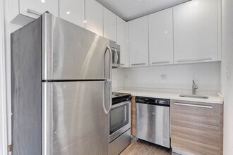 Building Photo - 925 W Carmen Ave