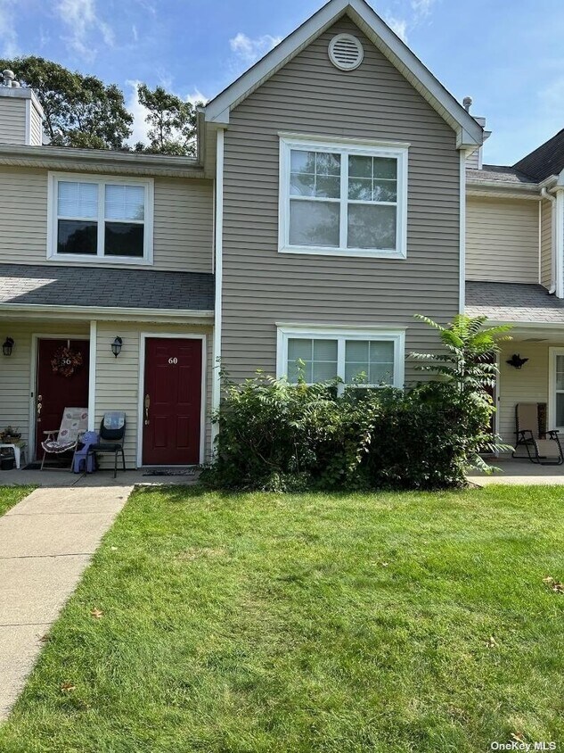 60 Pinewoods Crescent, Middle Island, NY 11953 Room for Rent in