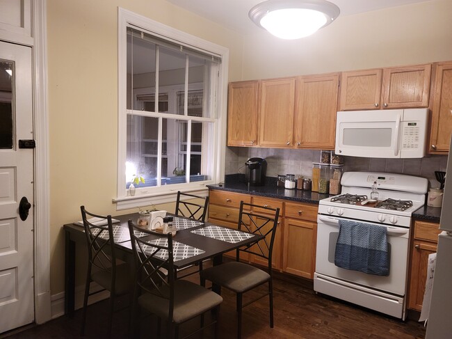 Kitchen - 2234 W Augusta Blvd