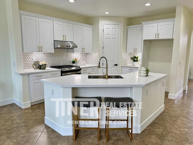 Building Photo - Stunningly Remodeld Home in Exceptional Ne...