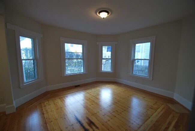 Building Photo - 28 Thornley St