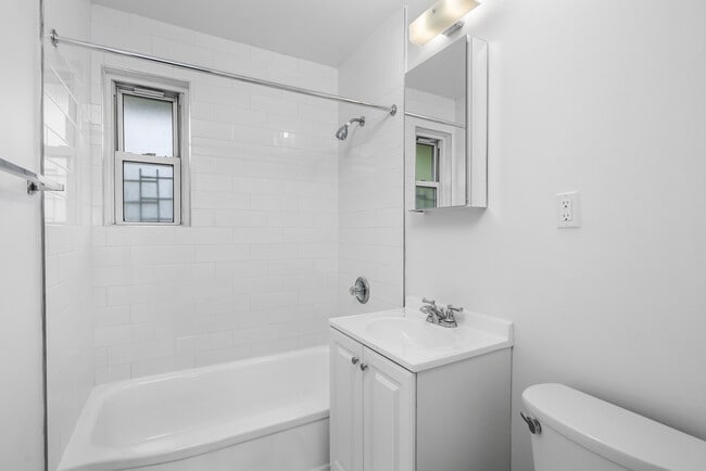 Foto del edificio - Crestwood Lake Apartments