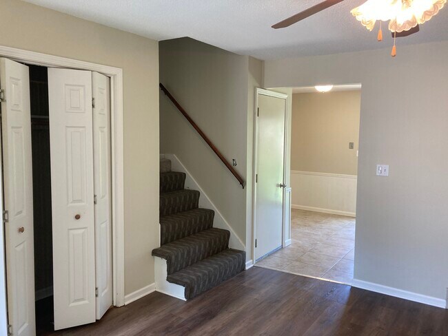 Foto del edificio - 1406 E Willow Dr