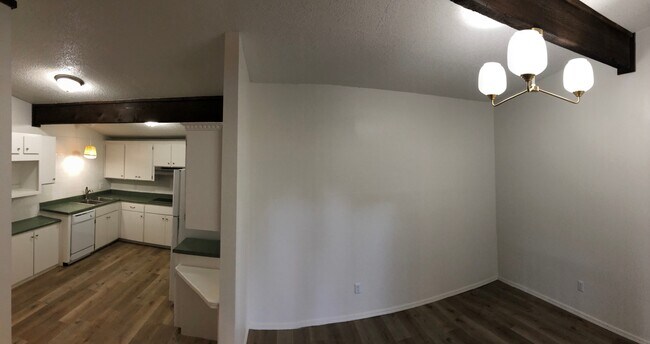 Foto del edificio - Large 3-Bedroom with Vaulted Ceilings