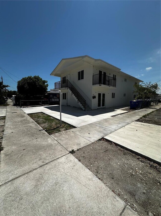 Foto del edificio - 828 NW 23rd Ct