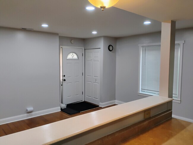Building Photo - 1226 Cove Dr