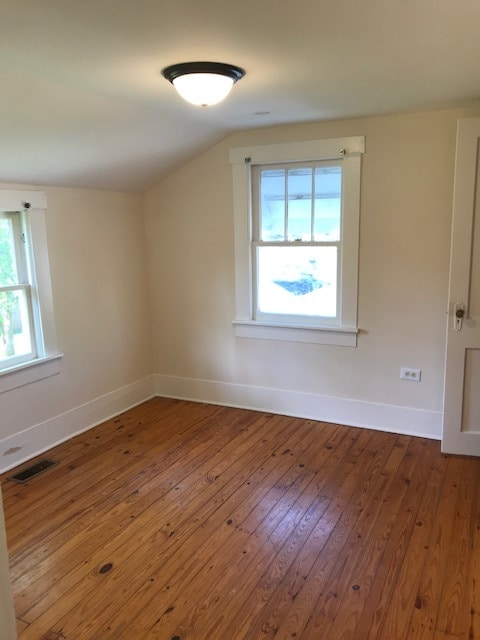Dormitorio - 710 N Maple St
