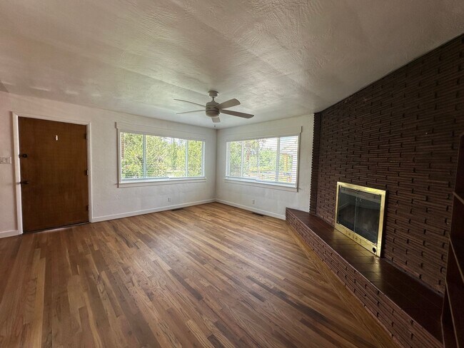 Building Photo - Charming 3-bedroom Idlewild Home