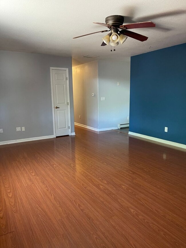 Building Photo - 3 Bedroom Home with Shop