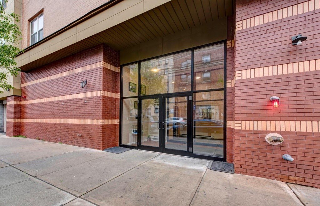 Primary Photo - 5005 Palisade Ave