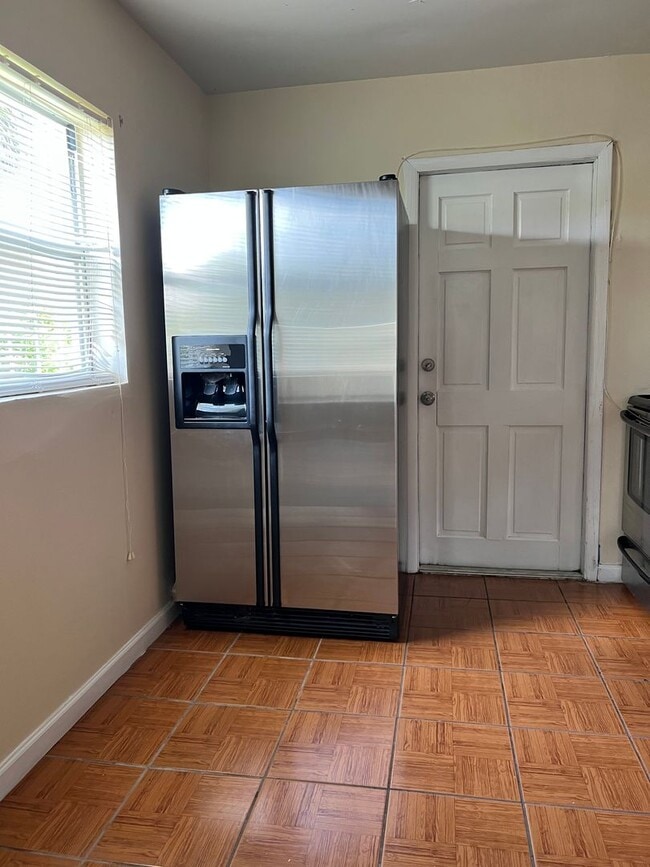 Building Photo - 2/1 Fort Pierce