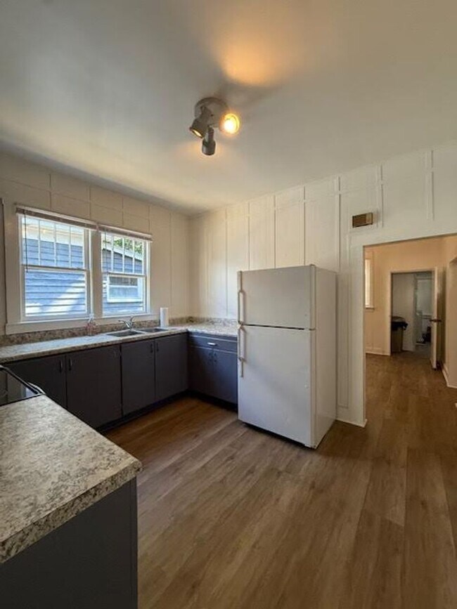 Foto del edificio - Charming Cottage in the trendy downtown area near Greenfield Lake Park