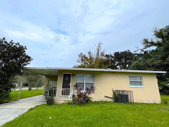 Foto del edificio - 2 Bedroom 1 bath home, close to bus stops ...