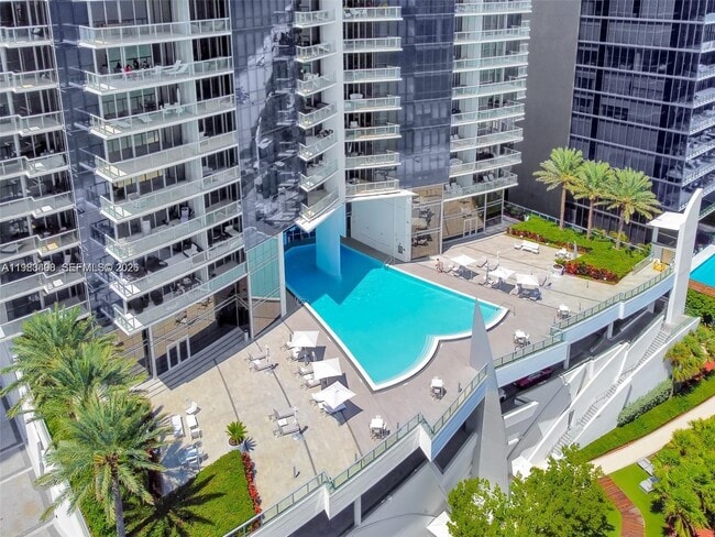 Foto del edificio - 17121 Collins Ave