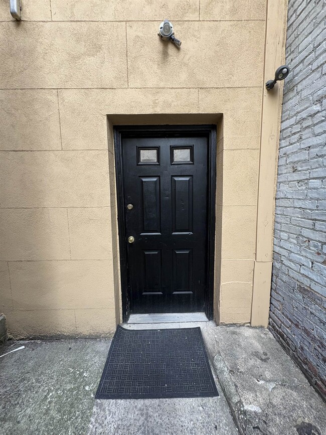 Building Photo - 518 Adams St