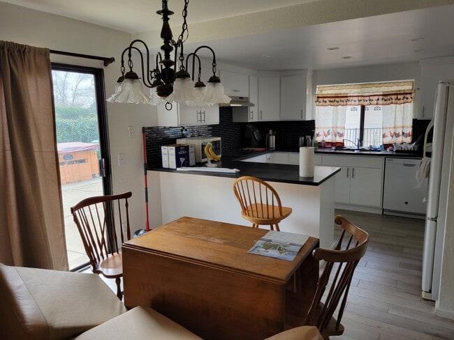 Foto del edificio - 4529 Emerald Ave