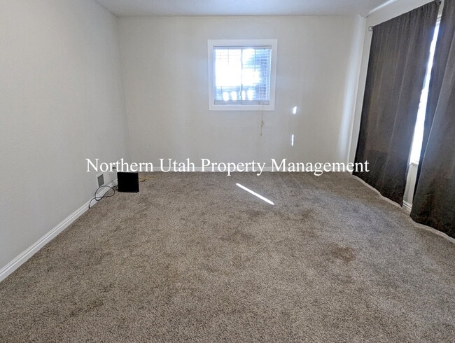 Building Photo - Upper Unit - 2 Bed 1 Bath