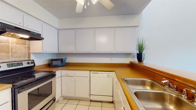 Foto del edificio - 12250 Copper Tree Pvt Ln