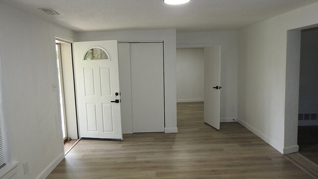 Building Photo - Newly rehabbed fully rehabbed 4 bed 2 bath...