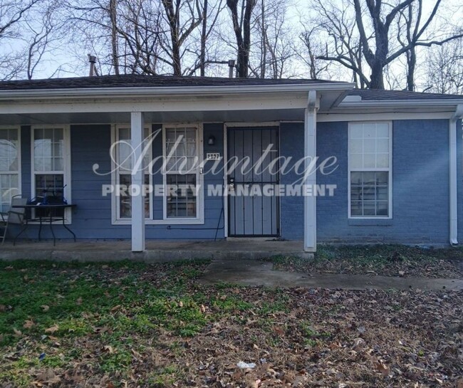 Building Photo - Newly painted 2 bedroom 1 bath duplex - Fr...