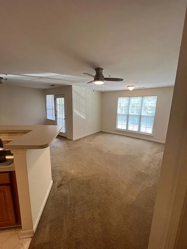 Foto del edificio - 9810 Campus Walk Ln