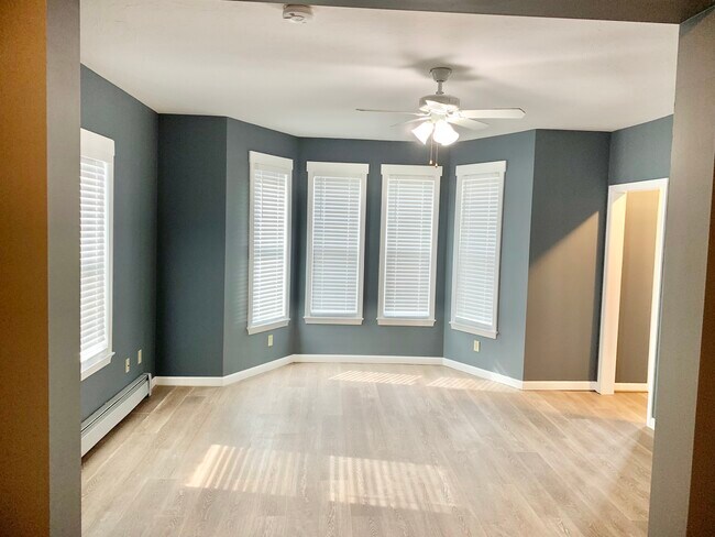 Spacious living room with natural light - 62 Lincoln St