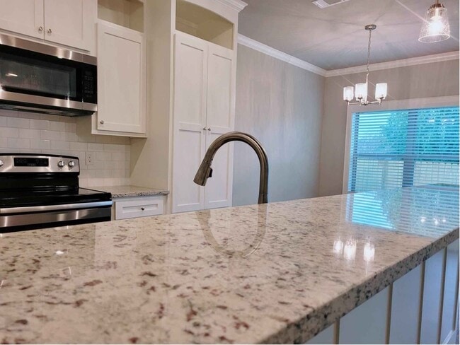 Kitchen - 823 Lindsey Ln