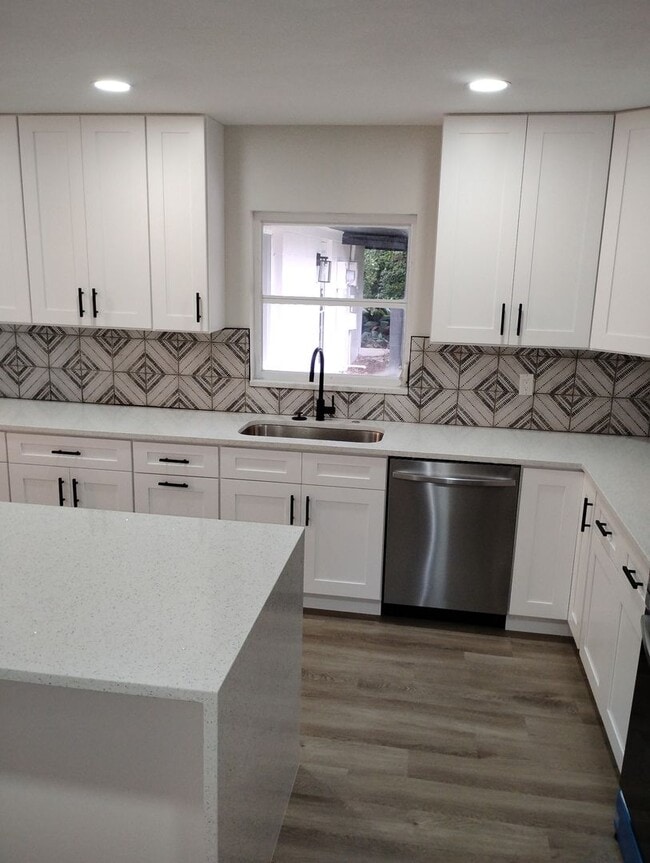 Building Photo - Upgraded 4 Bedroom in Deland - Available Now!