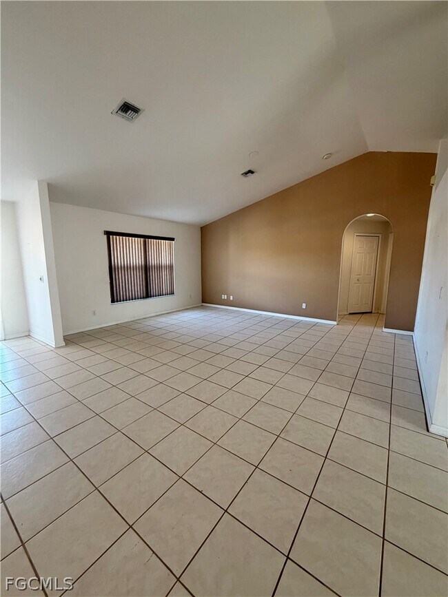 Building Photo - 4620 SW 13th Ave