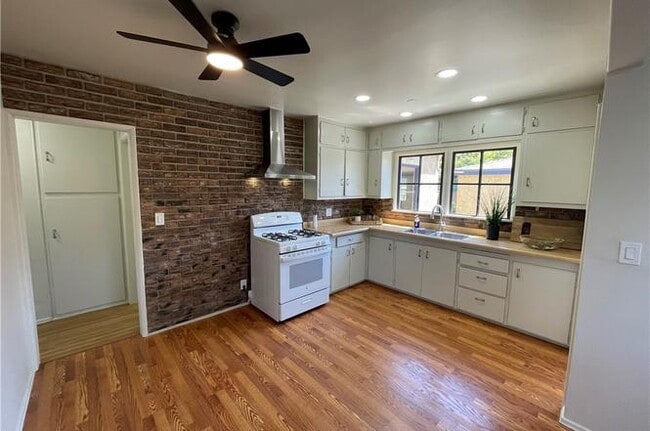 Building Photo - 1462 Ravenna Ave