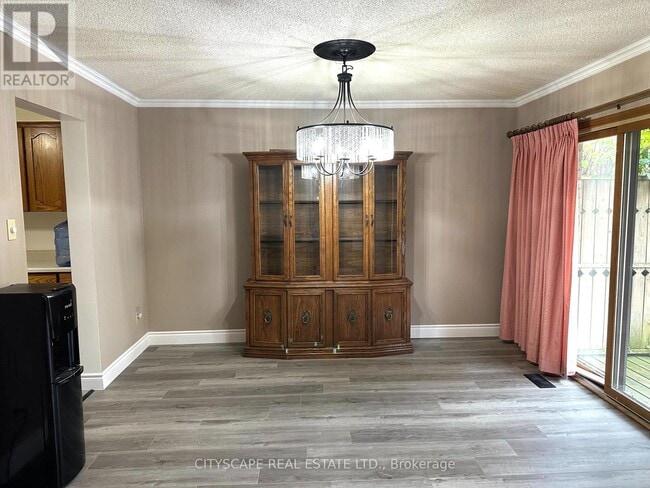 Building Photo - 575 Springbank Ave