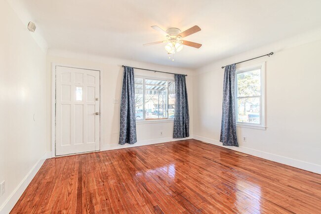 Foto del edificio - Charming Hazel Park Bungalow with Renovated Kitchen & Fenced Yard