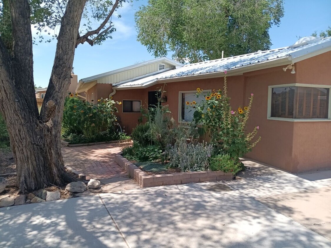 Foto principal - Stunning 3-bedroom, 2-bathroom home! Comin...