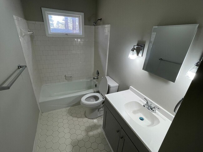 Foto del edificio - 3 Bedroom Brick House in Nashville