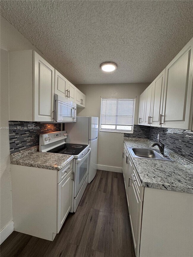 Foto del edificio - 2150 Madison St