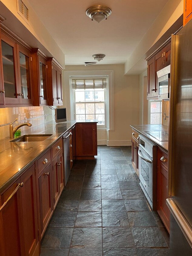 Primary Photo - Huge 2 bed, 2 bath Condo in Washington Squ...