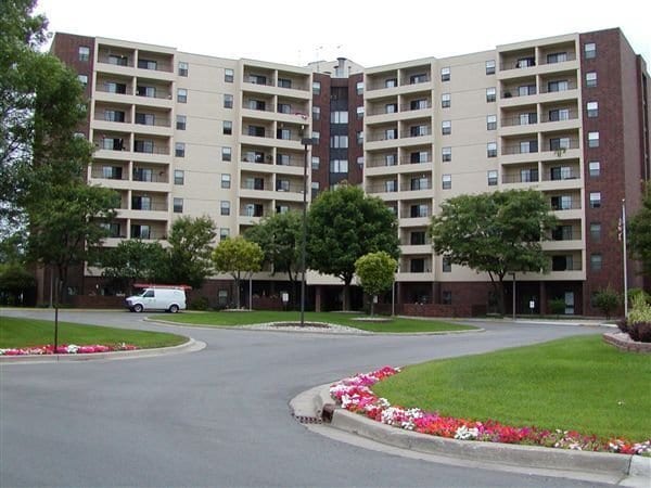 Building Photo - 180 Colony Dr S