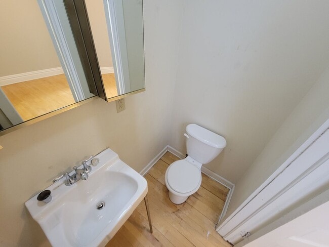 Building Photo - AVAILABLE JUNE 1st - 5 Bed 1.5 Bath Located In East Hillside