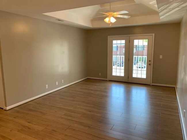 Building Photo - Spacious 2BR/2BA Condo in the Heart of Mid...