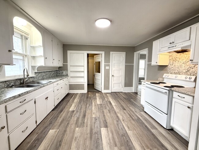 Building Photo - 620 C St SE