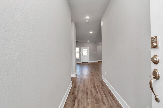 Foto del edificio - Welcome to the Holly — Spacious Comfort, Modern Style.