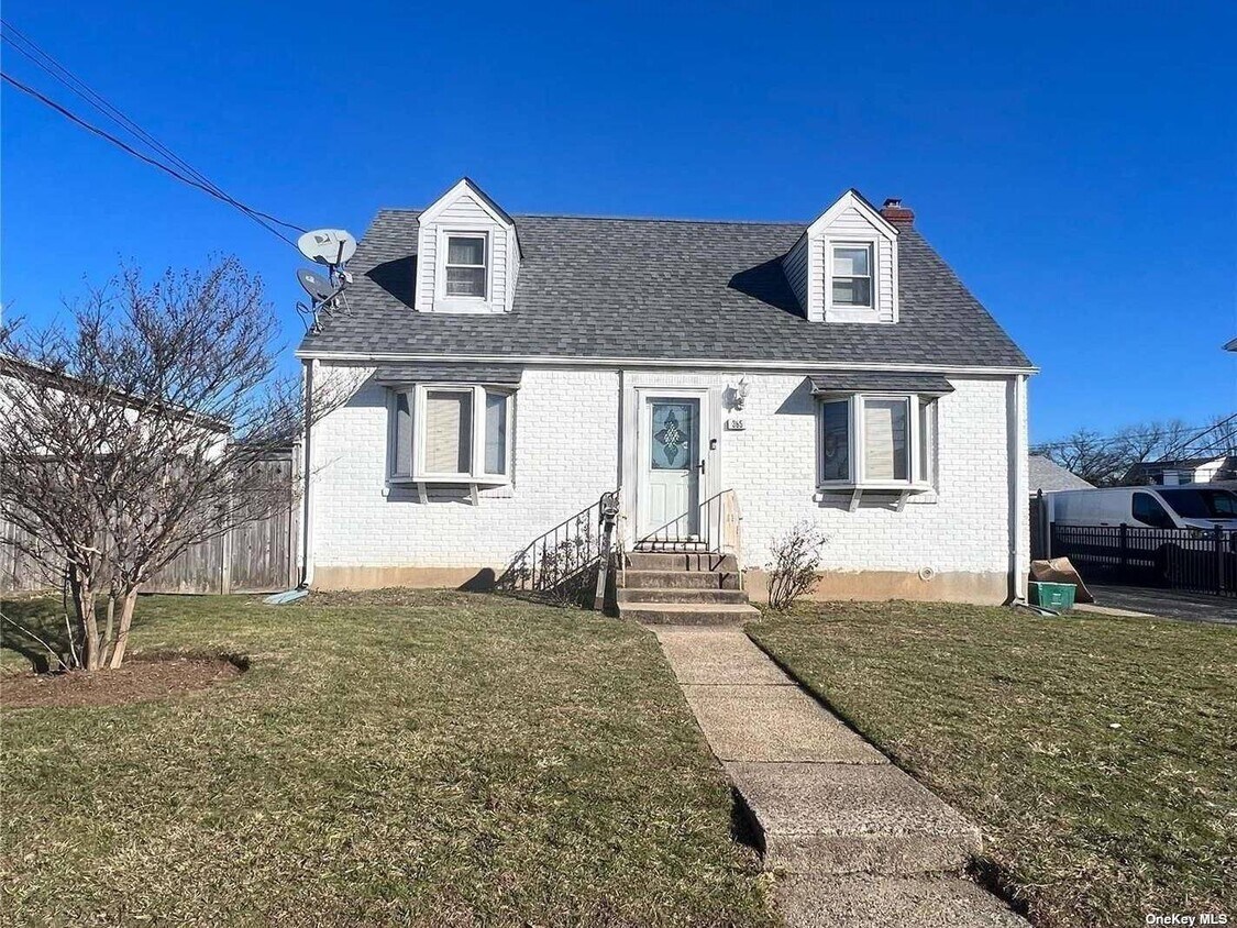 Foto principal - 365 E Meadow Ave